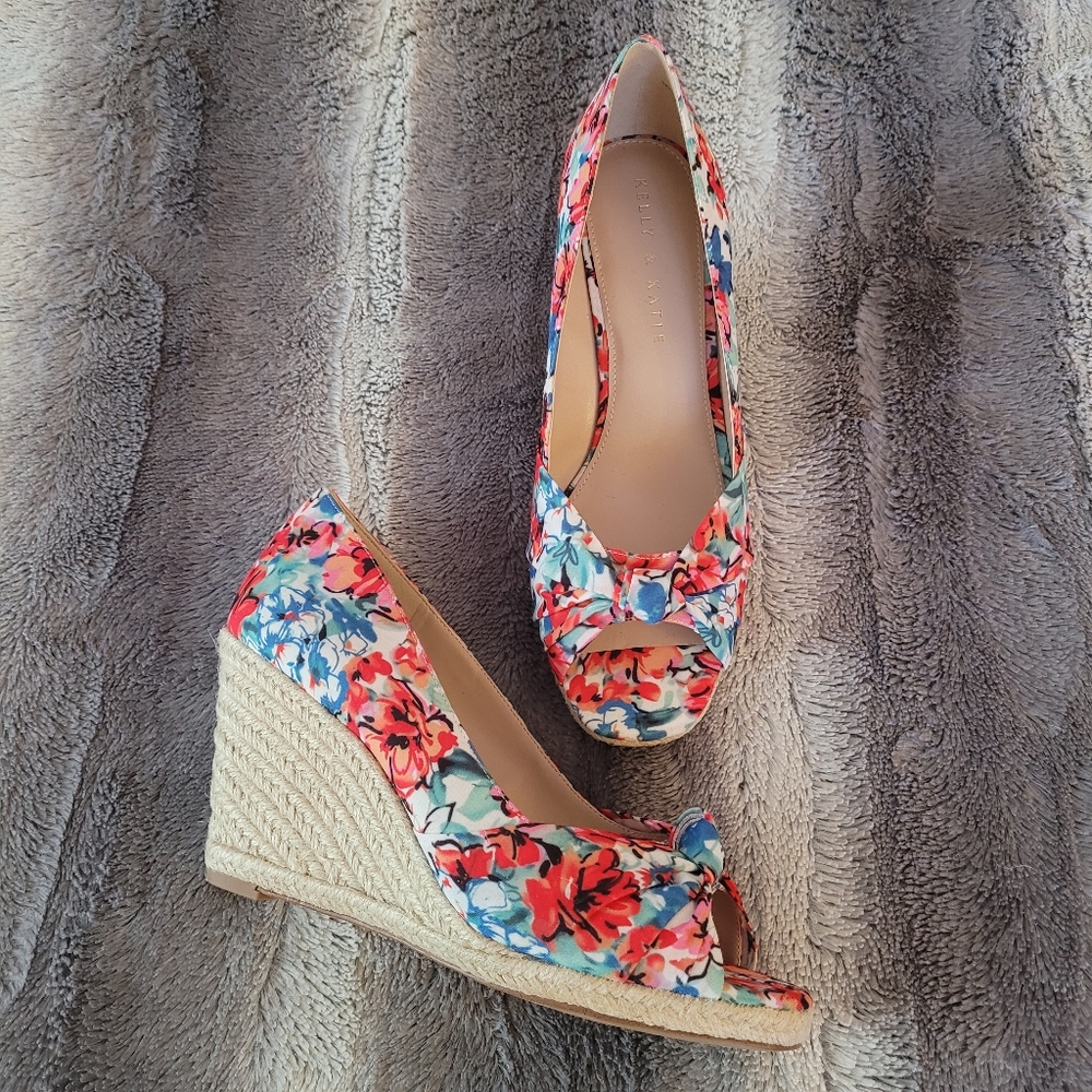 Floral Wedges NWOT Size 9